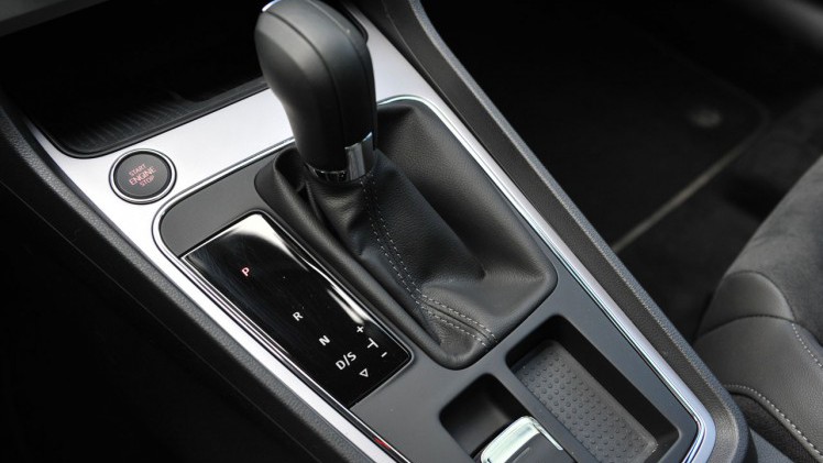 Seat geeft de Leon een kleine facelift en daarbij horen ook wat verbeteringen in het interieur en de uitrusting. De basis 1 liter 3 cilinder kan ook met DSG automaat worden geleverd.