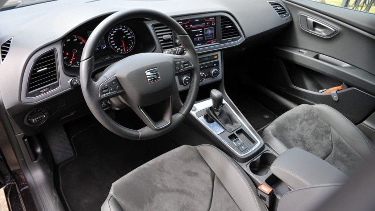 Seat geeft de Leon een kleine facelift en daarbij horen ook wat verbeteringen in het interieur en de uitrusting. De basis 1 liter 3 cilinder kan ook met DSG automaat worden geleverd.