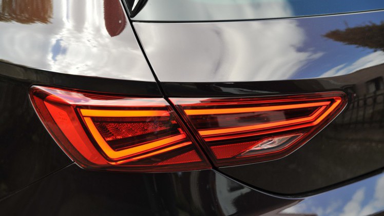 Seat geeft de Leon een kleine facelift en daarbij horen ook wat verbeteringen in het interieur en de uitrusting. De basis 1 liter 3 cilinder kan ook met DSG automaat worden geleverd.
