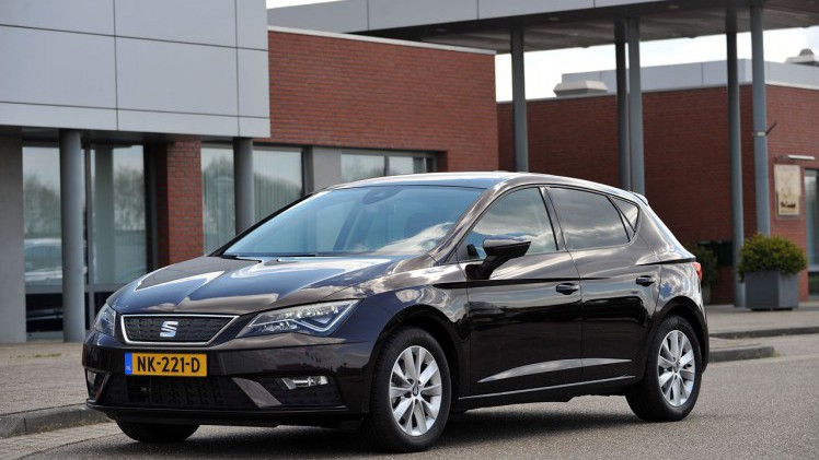 Seat geeft de Leon een kleine facelift en daarbij horen ook wat verbeteringen in het interieur en de uitrusting. De basis 1 liter 3 cilinder kan ook met DSG automaat worden geleverd.