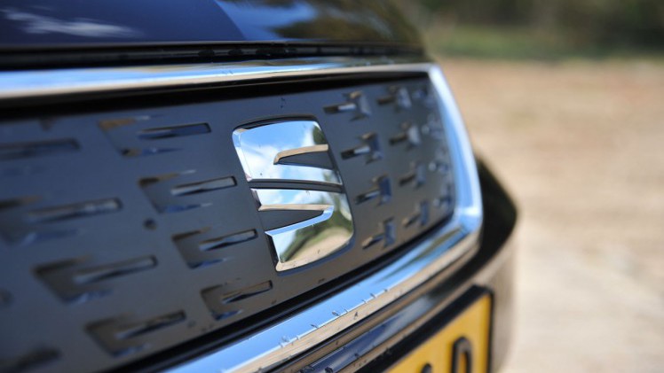 Seat geeft de Leon een kleine facelift en daarbij horen ook wat verbeteringen in het interieur en de uitrusting. De basis 1 liter 3 cilinder kan ook met DSG automaat worden geleverd.