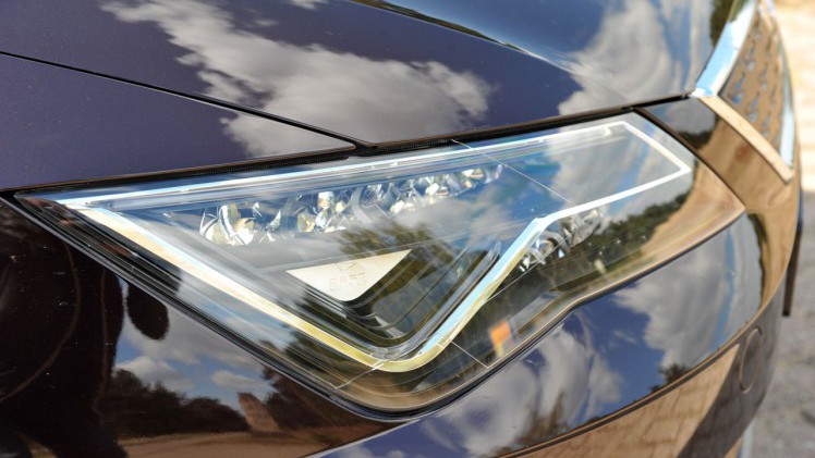 Seat geeft de Leon een kleine facelift en daarbij horen ook wat verbeteringen in het interieur en de uitrusting. De basis 1 liter 3 cilinder kan ook met DSG automaat worden geleverd.