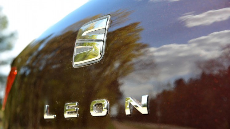 Seat geeft de Leon een kleine facelift en daarbij horen ook wat verbeteringen in het interieur en de uitrusting. De basis 1 liter 3 cilinder kan ook met DSG automaat worden geleverd.