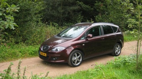 Je gaat er op uit naar de Ardennen en neemt mee; vijf personen, de nodige bagage, en een goed humeur. Met welk vervoersmiddel bereiken we een beetje snel en opgetogen onze bestemming? De Seat Altea XL