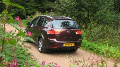 Je gaat er op uit naar de Ardennen en neemt mee; vijf personen, de nodige bagage, en een goed humeur. Met welk vervoersmiddel bereiken we een beetje snel en opgetogen onze bestemming? De Seat Altea XL