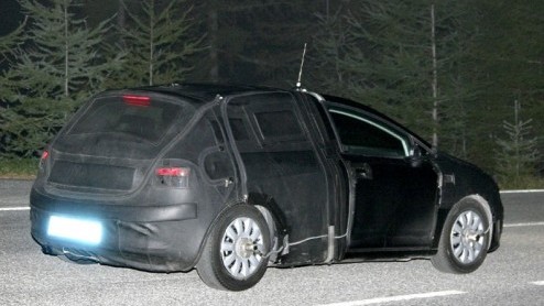 Terwijl we met smart zitten te wachten op de nieuwe middenklasse vertegenwoordiging van Seat - de Exeo mag die taak op zich nemen  rijdt ondertussen de gefacelifte Seat Leon zijn eerste rondjes.