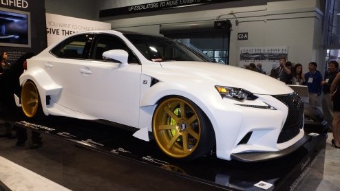 Het Las Vegas Convention Center staat deze dagen volledig in het teken van de SEMA Show. D beurs op het gebied van tuning en performance. Eens kijken wat de show allemaal te bieden heeft.