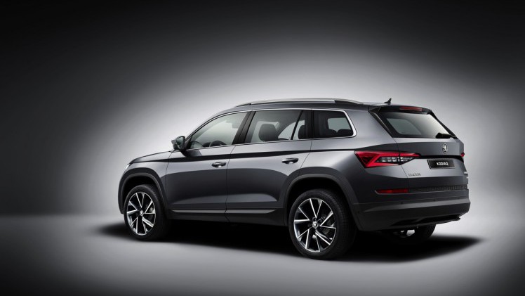 Skoda Kodiaq is nu live onthuld in Berlijn. De nieuwe SUV zit vol met ruimte en zet een aantal leuke primeurs op zijn naam voor extra praktisch gemak. Bekijk hier de beelden.