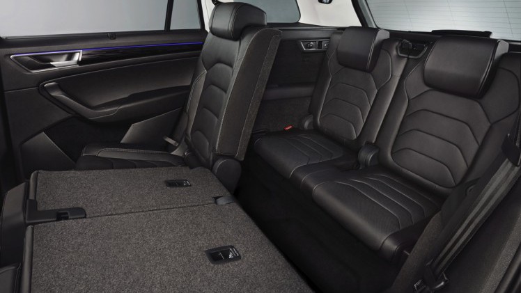 Skoda Kodiaq is nu live onthuld in Berlijn. De nieuwe SUV zit vol met ruimte en zet een aantal leuke primeurs op zijn naam voor extra praktisch gemak. Bekijk hier de beelden.