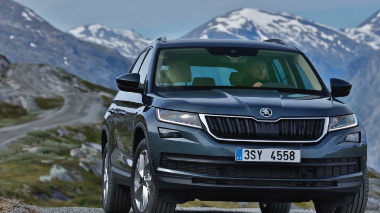 Skoda Kodiaq is nu live onthuld in Berlijn. De nieuwe SUV zit vol met ruimte en zet een aantal leuke primeurs op zijn naam voor extra praktisch gemak. Bekijk hier de beelden.