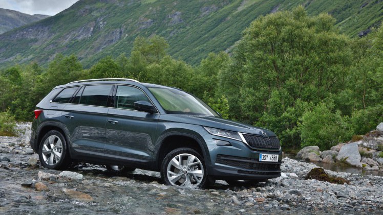 Skoda Kodiaq is nu live onthuld in Berlijn. De nieuwe SUV zit vol met ruimte en zet een aantal leuke primeurs op zijn naam voor extra praktisch gemak. Bekijk hier de beelden.