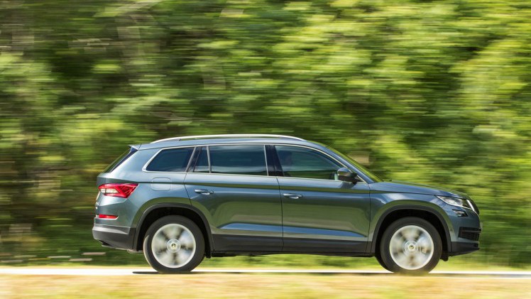 Skoda Kodiaq is nu live onthuld in Berlijn. De nieuwe SUV zit vol met ruimte en zet een aantal leuke primeurs op zijn naam voor extra praktisch gemak. Bekijk hier de beelden.