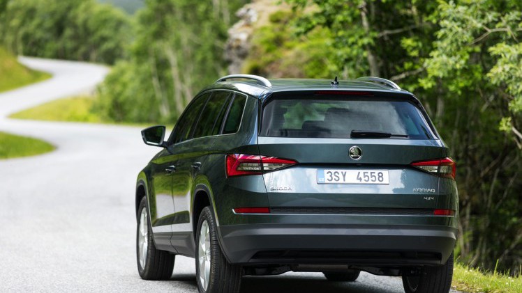 Skoda Kodiaq is nu live onthuld in Berlijn. De nieuwe SUV zit vol met ruimte en zet een aantal leuke primeurs op zijn naam voor extra praktisch gemak. Bekijk hier de beelden.