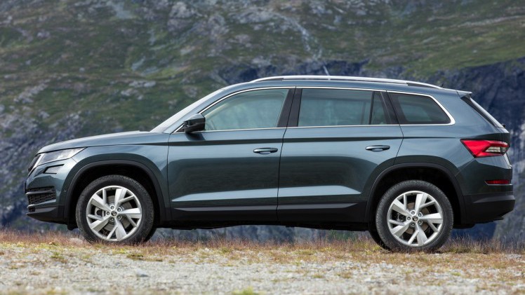 Skoda Kodiaq is nu live onthuld in Berlijn. De nieuwe SUV zit vol met ruimte en zet een aantal leuke primeurs op zijn naam voor extra praktisch gemak. Bekijk hier de beelden.