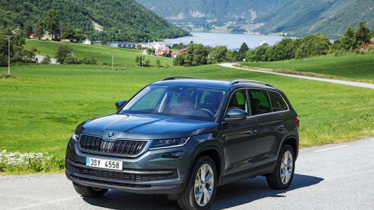 Skoda Kodiaq is nu live onthuld in Berlijn. De nieuwe SUV zit vol met ruimte en zet een aantal leuke primeurs op zijn naam voor extra praktisch gemak. Bekijk hier de beelden.