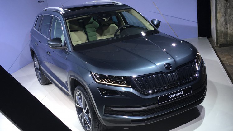 Skoda Kodiaq is nu live onthuld in Berlijn. De nieuwe SUV zit vol met ruimte en zet een aantal leuke primeurs op zijn naam voor extra praktisch gemak. Bekijk hier de beelden.