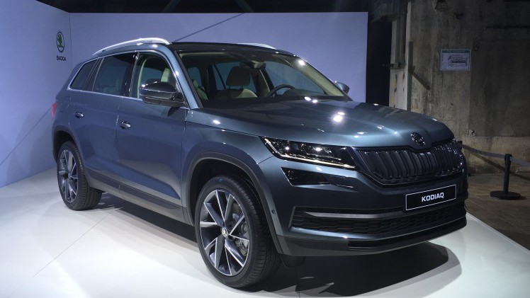 Skoda Kodiaq is nu live onthuld in Berlijn. De nieuwe SUV zit vol met ruimte en zet een aantal leuke primeurs op zijn naam voor extra praktisch gemak. Bekijk hier de beelden.