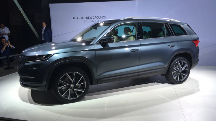 Skoda Kodiaq is nu live onthuld in Berlijn. De nieuwe SUV zit vol met ruimte en zet een aantal leuke primeurs op zijn naam voor extra praktisch gemak. Bekijk hier de beelden.