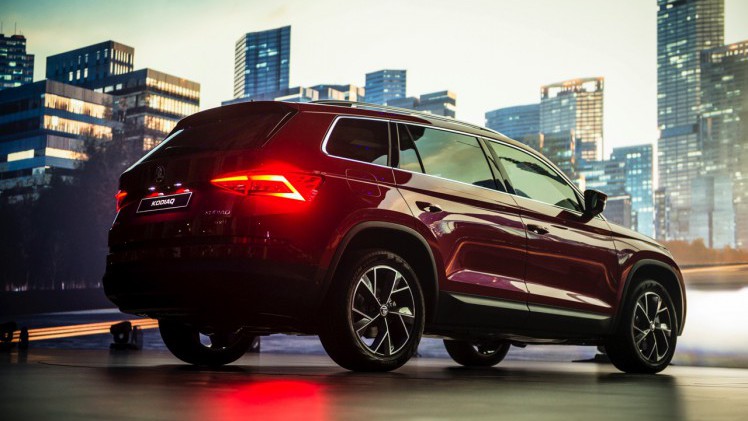 Skoda Kodiaq is nu live onthuld in Berlijn. De nieuwe SUV zit vol met ruimte en zet een aantal leuke primeurs op zijn naam voor extra praktisch gemak. Bekijk hier de beelden.