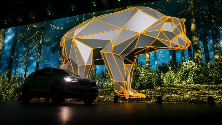 Skoda Kodiaq is nu live onthuld in Berlijn. De nieuwe SUV zit vol met ruimte en zet een aantal leuke primeurs op zijn naam voor extra praktisch gemak. Bekijk hier de beelden.