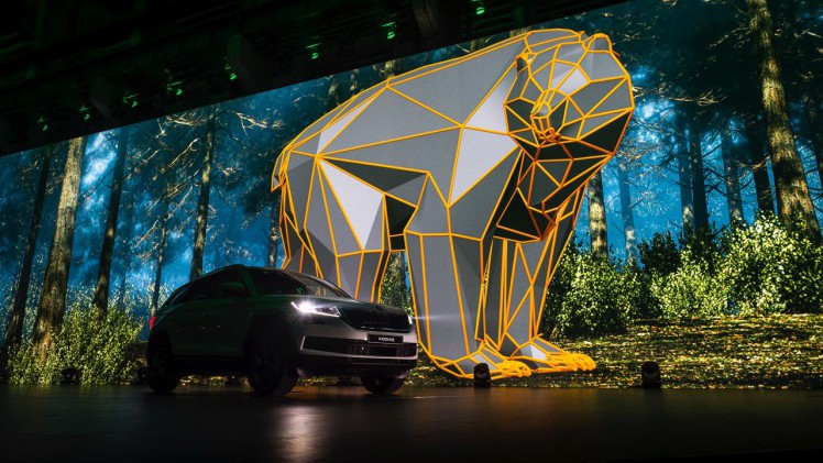 Skoda Kodiaq is nu live onthuld in Berlijn. De nieuwe SUV zit vol met ruimte en zet een aantal leuke primeurs op zijn naam voor extra praktisch gemak. Bekijk hier de beelden.
