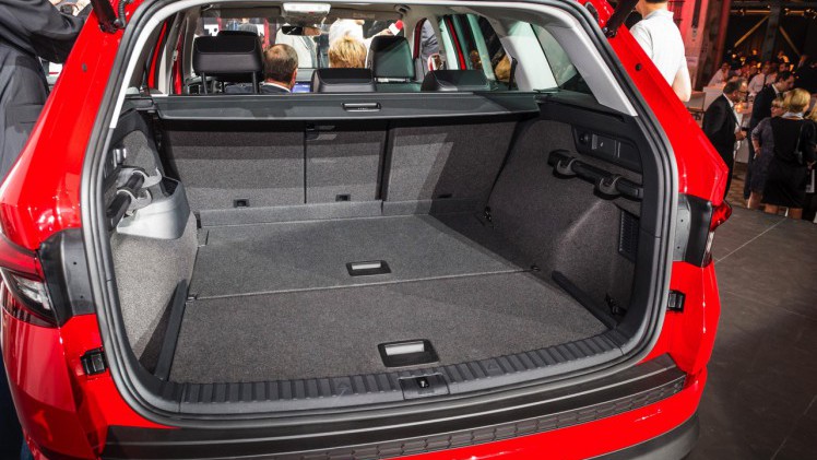 Skoda Kodiaq is nu live onthuld in Berlijn. De nieuwe SUV zit vol met ruimte en zet een aantal leuke primeurs op zijn naam voor extra praktisch gemak. Bekijk hier de beelden.