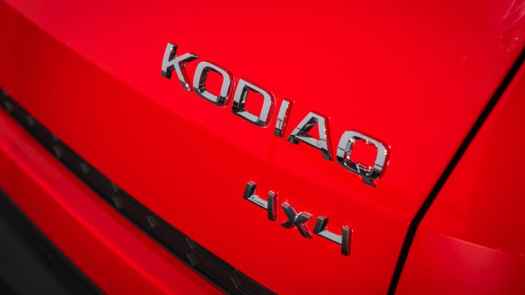 Skoda Kodiaq is nu live onthuld in Berlijn. De nieuwe SUV zit vol met ruimte en zet een aantal leuke primeurs op zijn naam voor extra praktisch gemak. Bekijk hier de beelden.