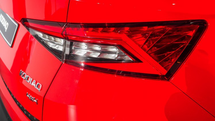 Skoda Kodiaq is nu live onthuld in Berlijn. De nieuwe SUV zit vol met ruimte en zet een aantal leuke primeurs op zijn naam voor extra praktisch gemak. Bekijk hier de beelden.