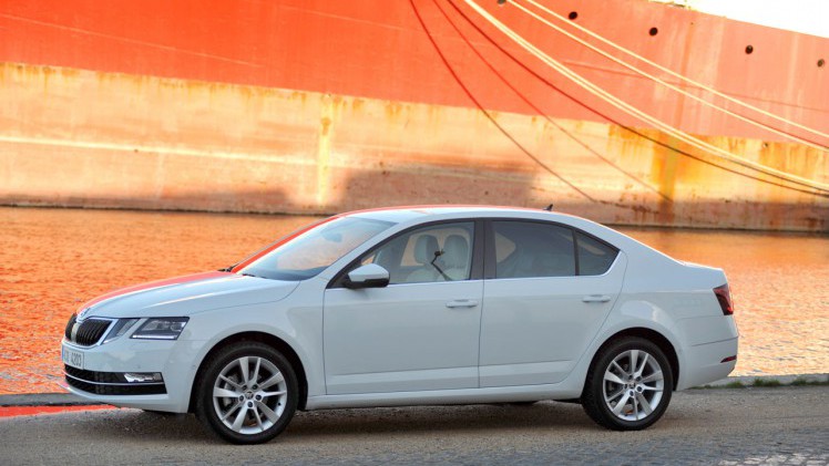 Skoda geeft de Octavia een bescheiden facelift en maakt de uitrusting veel completer met de nodige elektronica. AutoVandaag ging er in Portugal mee op stap.