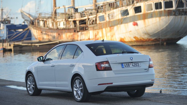 Skoda geeft de Octavia een bescheiden facelift en maakt de uitrusting veel completer met de nodige elektronica. AutoVandaag ging er in Portugal mee op stap.