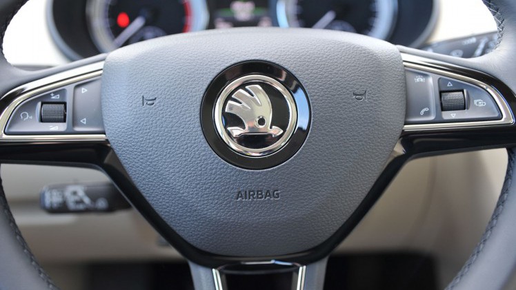 Skoda geeft de Octavia een bescheiden facelift en maakt de uitrusting veel completer met de nodige elektronica. AutoVandaag ging er in Portugal mee op stap.