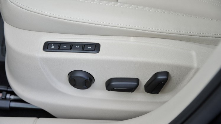 Skoda geeft de Octavia een bescheiden facelift en maakt de uitrusting veel completer met de nodige elektronica. AutoVandaag ging er in Portugal mee op stap.