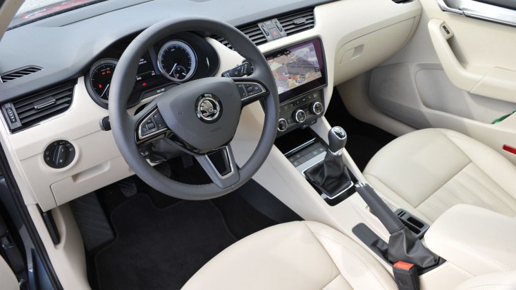 Skoda geeft de Octavia een bescheiden facelift en maakt de uitrusting veel completer met de nodige elektronica. AutoVandaag ging er in Portugal mee op stap.