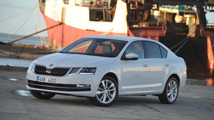 Skoda geeft de Octavia een bescheiden facelift en maakt de uitrusting veel completer met de nodige elektronica. AutoVandaag ging er in Portugal mee op stap.