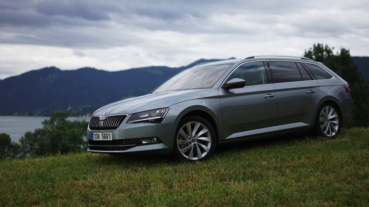 ?Mag de stoel iets naar voren? Ik zit wat krap.? Tenzij Michael Jordan achterin plaats heeft genomen, vermoeden wij dat je dit nooit gaat horen als je de nieuwe Skoda Superb Combi rijdt. Rijtest!
