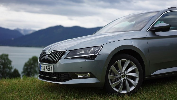 ?Mag de stoel iets naar voren? Ik zit wat krap.? Tenzij Michael Jordan achterin plaats heeft genomen, vermoeden wij dat je dit nooit gaat horen als je de nieuwe Skoda Superb Combi rijdt. Rijtest!
