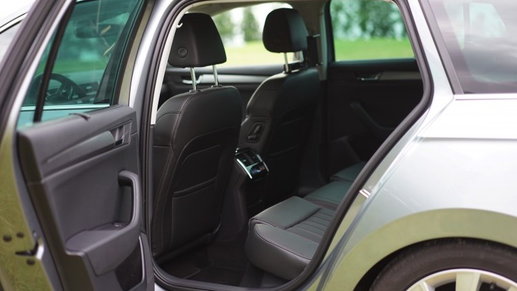 ?Mag de stoel iets naar voren? Ik zit wat krap.? Tenzij Michael Jordan achterin plaats heeft genomen, vermoeden wij dat je dit nooit gaat horen als je de nieuwe Skoda Superb Combi rijdt. Rijtest!