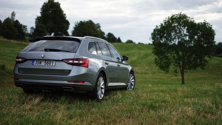 ?Mag de stoel iets naar voren? Ik zit wat krap.? Tenzij Michael Jordan achterin plaats heeft genomen, vermoeden wij dat je dit nooit gaat horen als je de nieuwe Skoda Superb Combi rijdt. Rijtest!