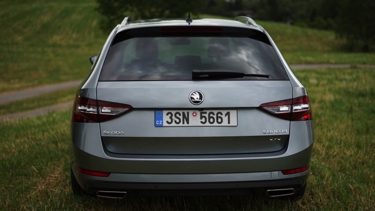 ?Mag de stoel iets naar voren? Ik zit wat krap.? Tenzij Michael Jordan achterin plaats heeft genomen, vermoeden wij dat je dit nooit gaat horen als je de nieuwe Skoda Superb Combi rijdt. Rijtest!
