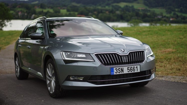 ?Mag de stoel iets naar voren? Ik zit wat krap.? Tenzij Michael Jordan achterin plaats heeft genomen, vermoeden wij dat je dit nooit gaat horen als je de nieuwe Skoda Superb Combi rijdt. Rijtest!