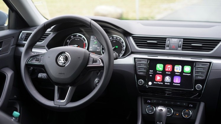 ?Mag de stoel iets naar voren? Ik zit wat krap.? Tenzij Michael Jordan achterin plaats heeft genomen, vermoeden wij dat je dit nooit gaat horen als je de nieuwe Skoda Superb Combi rijdt. Rijtest!