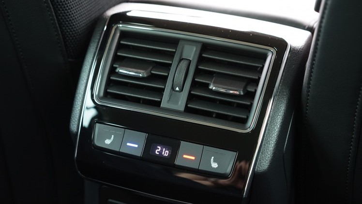 ?Mag de stoel iets naar voren? Ik zit wat krap.? Tenzij Michael Jordan achterin plaats heeft genomen, vermoeden wij dat je dit nooit gaat horen als je de nieuwe Skoda Superb Combi rijdt. Rijtest!