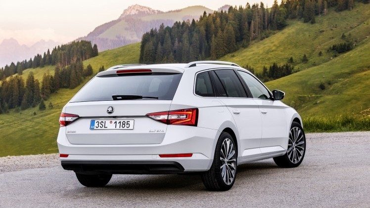 ?Mag de stoel iets naar voren? Ik zit wat krap.? Tenzij Michael Jordan achterin plaats heeft genomen, vermoeden wij dat je dit nooit gaat horen als je de nieuwe Skoda Superb Combi rijdt. Rijtest!
