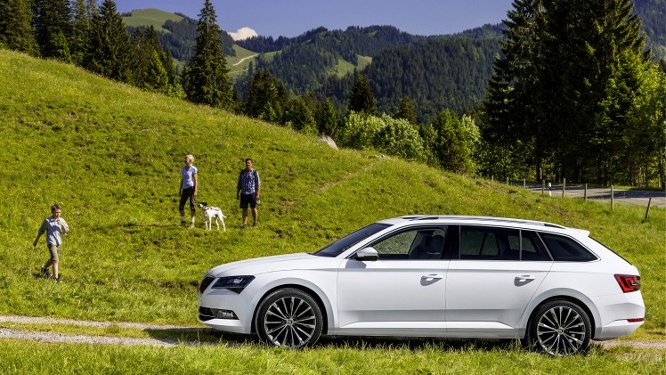 ?Mag de stoel iets naar voren? Ik zit wat krap.? Tenzij Michael Jordan achterin plaats heeft genomen, vermoeden wij dat je dit nooit gaat horen als je de nieuwe Skoda Superb Combi rijdt. Rijtest!