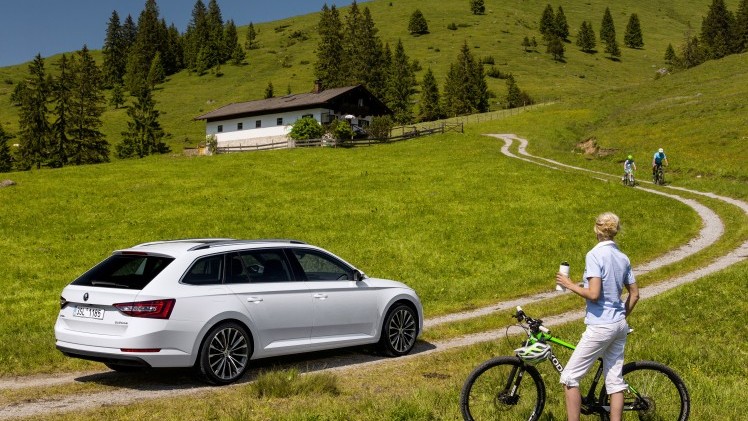 ?Mag de stoel iets naar voren? Ik zit wat krap.? Tenzij Michael Jordan achterin plaats heeft genomen, vermoeden wij dat je dit nooit gaat horen als je de nieuwe Skoda Superb Combi rijdt. Rijtest!