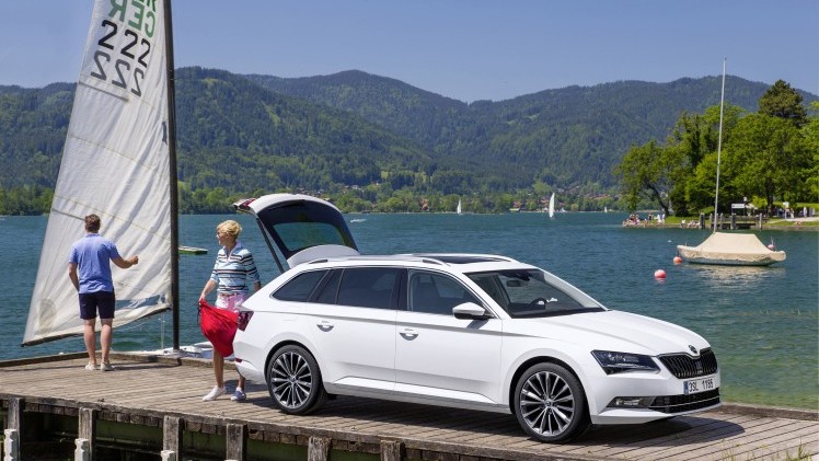 ?Mag de stoel iets naar voren? Ik zit wat krap.? Tenzij Michael Jordan achterin plaats heeft genomen, vermoeden wij dat je dit nooit gaat horen als je de nieuwe Skoda Superb Combi rijdt. Rijtest!