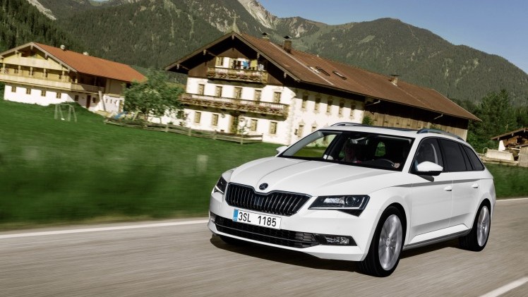 ?Mag de stoel iets naar voren? Ik zit wat krap.? Tenzij Michael Jordan achterin plaats heeft genomen, vermoeden wij dat je dit nooit gaat horen als je de nieuwe Skoda Superb Combi rijdt. Rijtest!