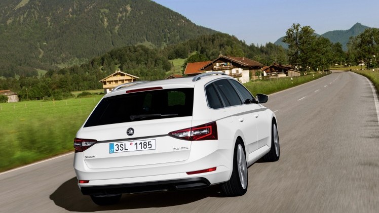 ?Mag de stoel iets naar voren? Ik zit wat krap.? Tenzij Michael Jordan achterin plaats heeft genomen, vermoeden wij dat je dit nooit gaat horen als je de nieuwe Skoda Superb Combi rijdt. Rijtest!