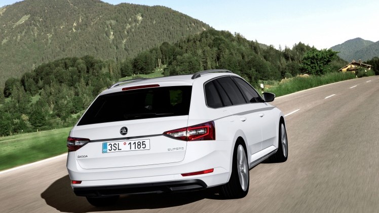 ?Mag de stoel iets naar voren? Ik zit wat krap.? Tenzij Michael Jordan achterin plaats heeft genomen, vermoeden wij dat je dit nooit gaat horen als je de nieuwe Skoda Superb Combi rijdt. Rijtest!