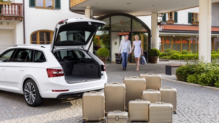 ?Mag de stoel iets naar voren? Ik zit wat krap.? Tenzij Michael Jordan achterin plaats heeft genomen, vermoeden wij dat je dit nooit gaat horen als je de nieuwe Skoda Superb Combi rijdt. Rijtest!